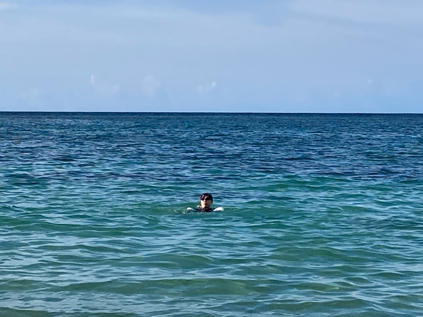암튜브 바다 누워있는 사진
