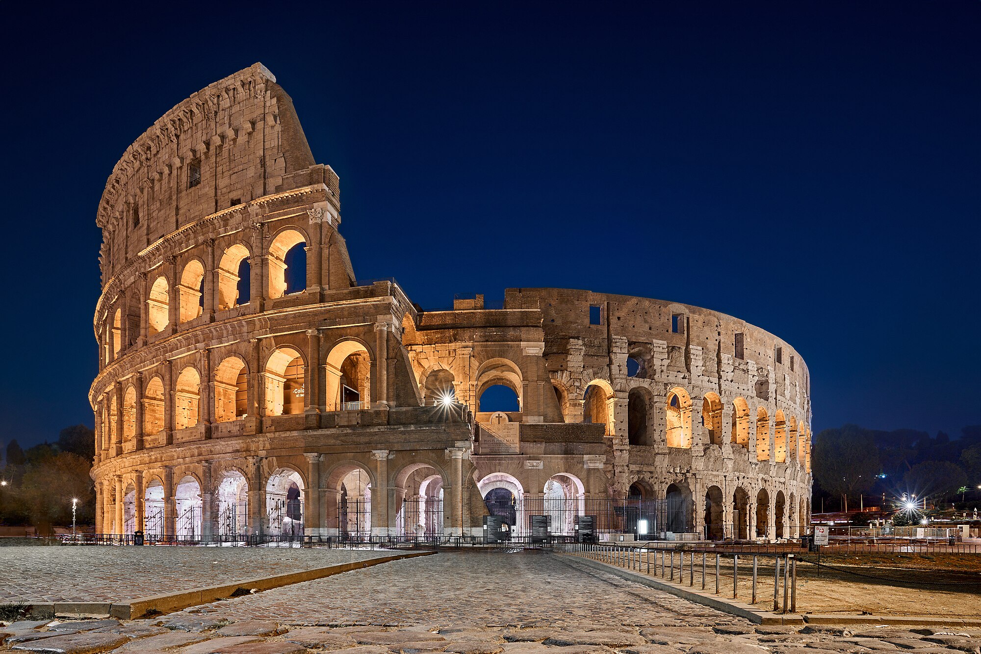 해 질 녘 로마 콜로세움의 웅장한 외관