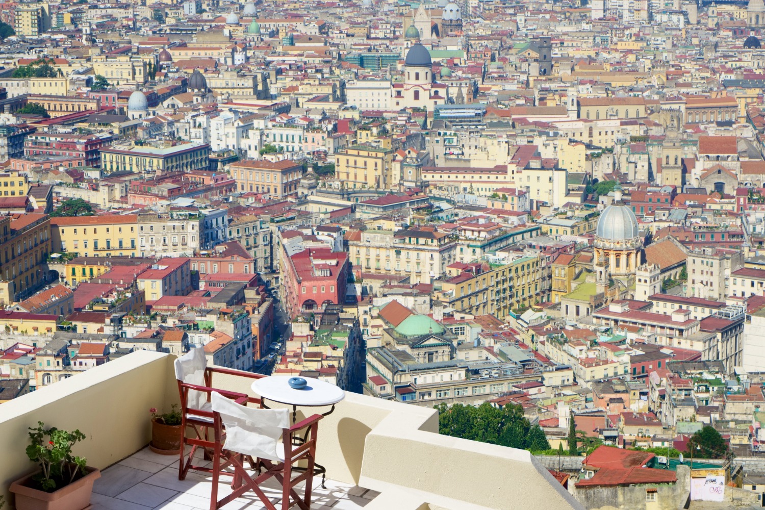 교통이 편리한 중심가 숙소를 선택해 시간과 비용을 아끼는 모습