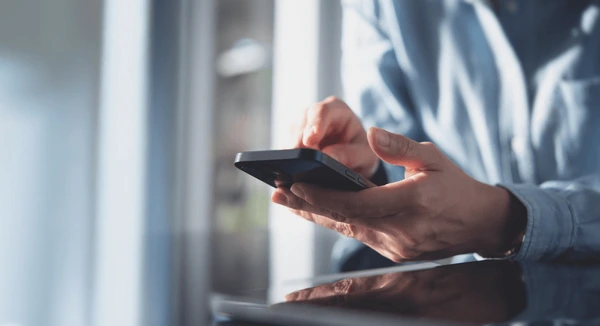 국외출장 중 스마트폰으로 업무 통신