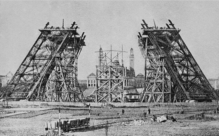 다리 부분이 점차 올라가고 있는 건설 초기의 에펠탑